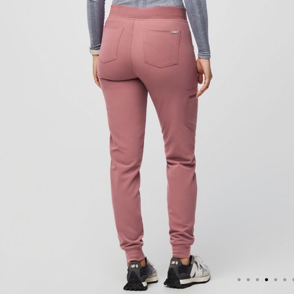 FIGS Casma Three-Pocket Scrub Top + Zamora Jogger Scrub Pants - Picture 4 of 6